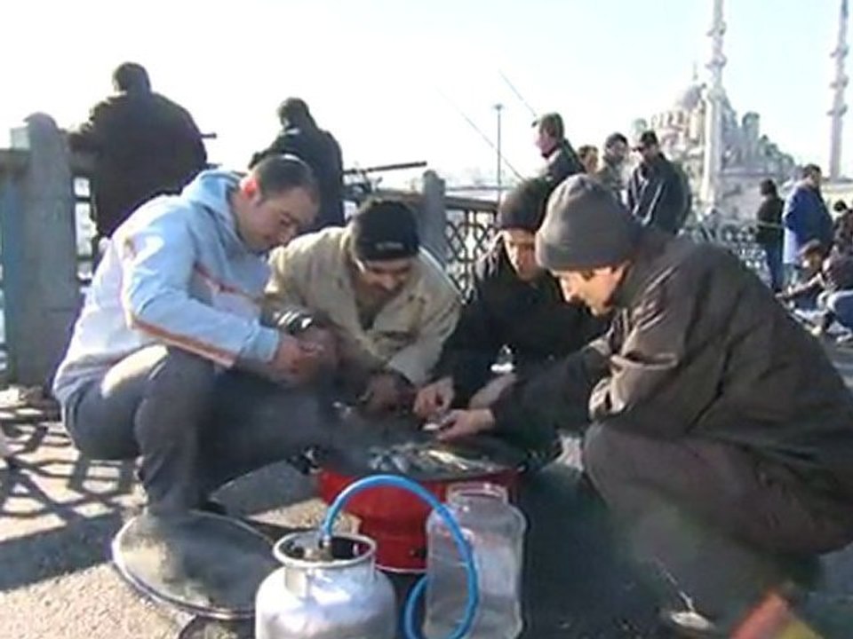 Galata köprüsünde balık ızgara keyfi