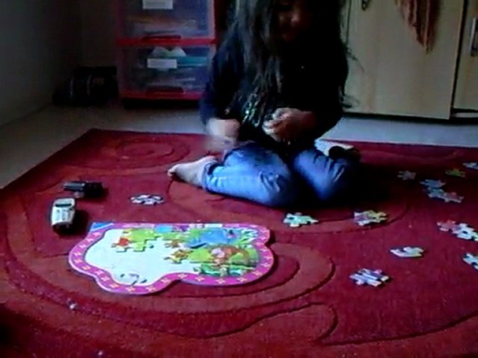Noura 3 ans et demi joue au puzzle
