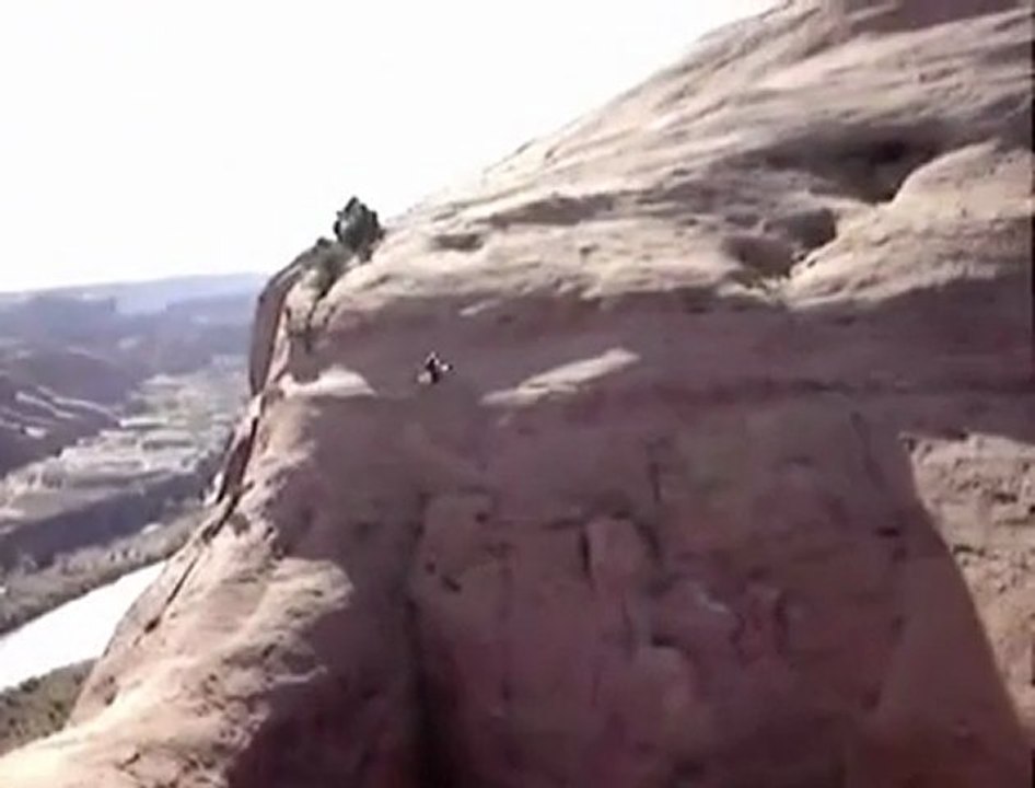 Un malade en motocross dans un canyon