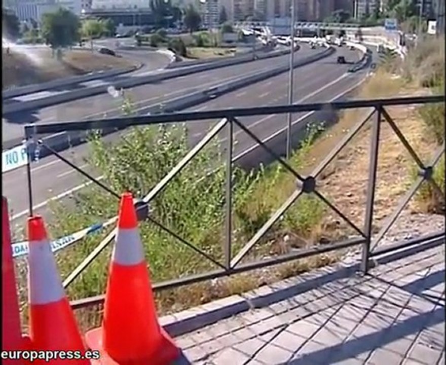 Cae un coche desde siete metros de altura