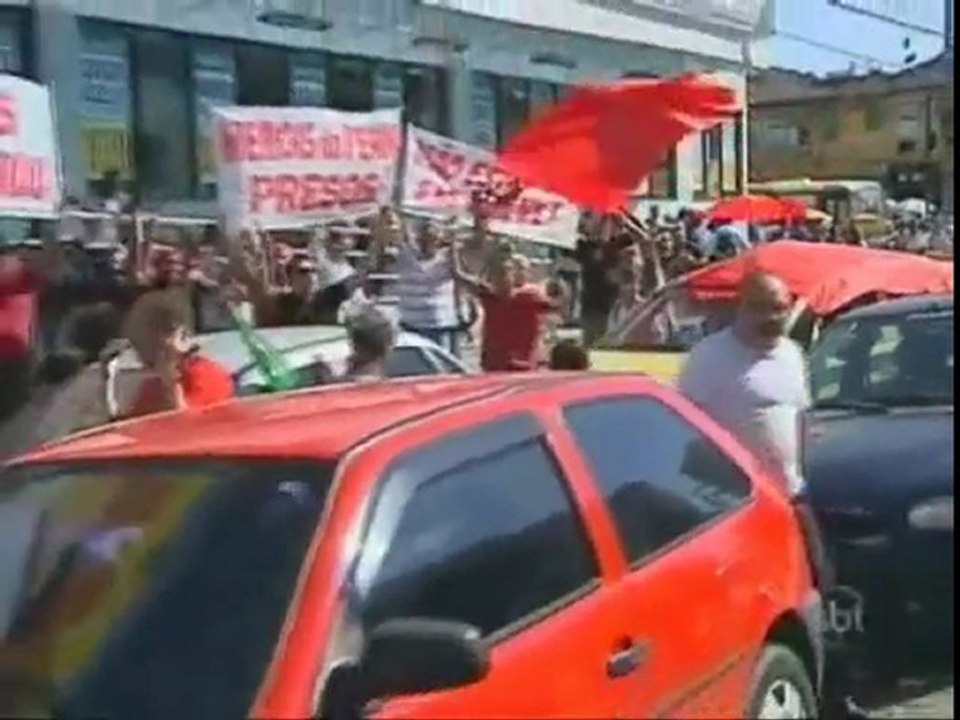 Apoio aos bombeiros vão das ruas às redes sociais