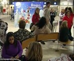 Niños saharauis esperan en el aeropuerto de Sevilla