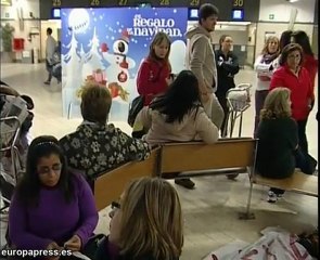 Niños saharauis esperan en el aeropuerto de Sevilla