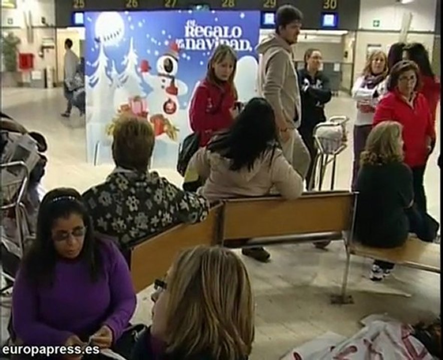 Niños saharauis esperan en el aeropuerto de Sevilla