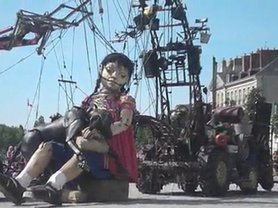 P5280023   la sieste de la petite géante avec son chien xolo