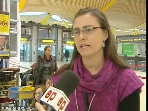 Pasajeros en Barajas siguen a la espera de volar