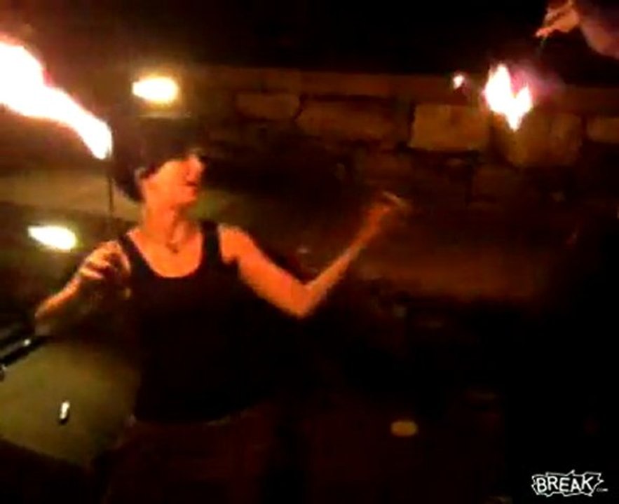 Chick Lights Torch mit ihren nackten Arm