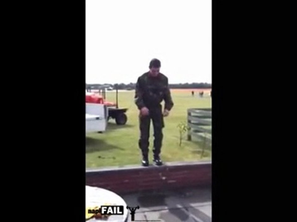 Debil katona backflip Fail
