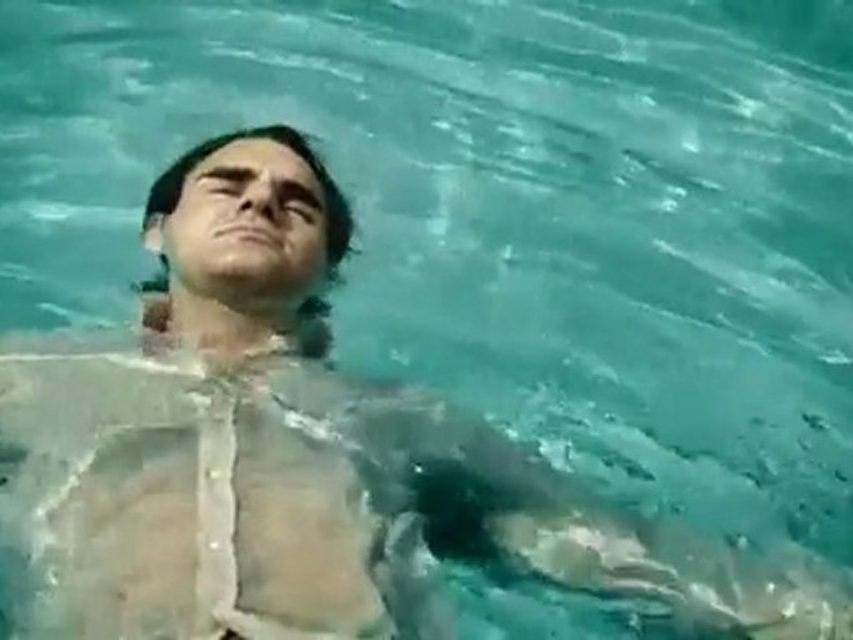 Helping_Roger_Federer_Relax
