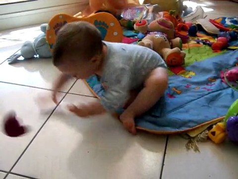 2011_06_09 Maël et ses débuts à quatre pattes.MOV