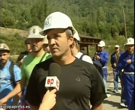 Los mineros realizan una marcha como protesta