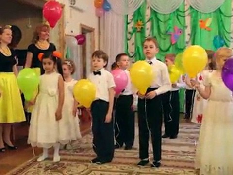 Воспитатели провожают в школу выпускников детского сада 1042