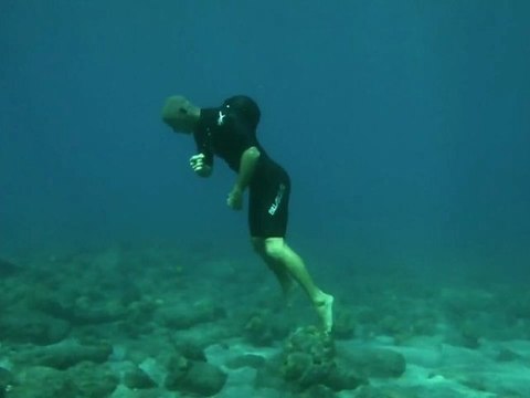 Surf : Shane Dorian introduces the Billabong V1 big wave flotation wetsuit