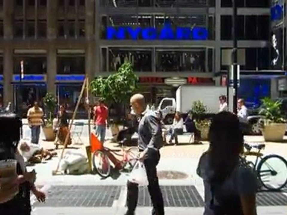 Guy macht lustiges Video von rideng ein Fahrrad in NYC