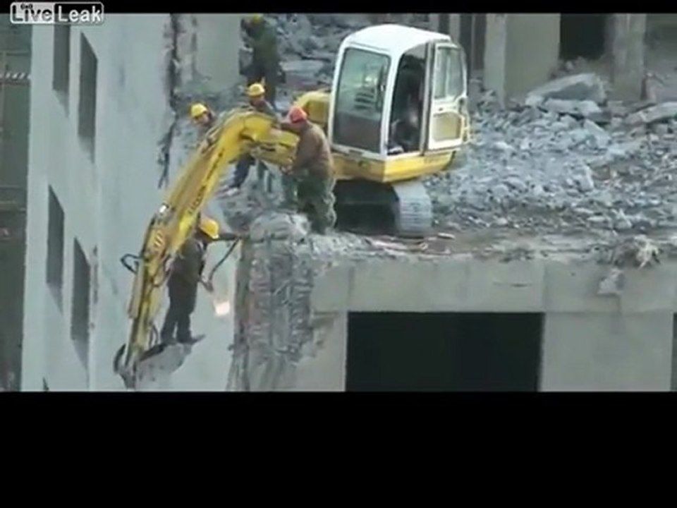 Bit By Bit Abbruch von Gebäuden Dangerous