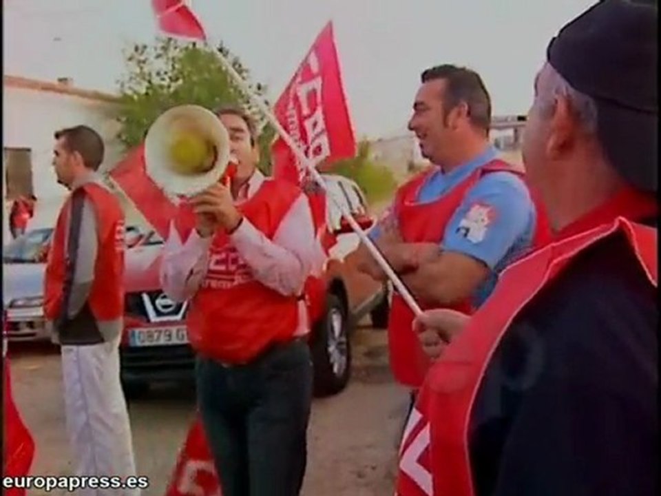 Piquetes informativos delante de Transportes Urbanos de Méri