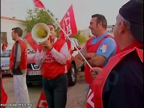 Piquetes informativos delante de Transportes Urbanos de Méri