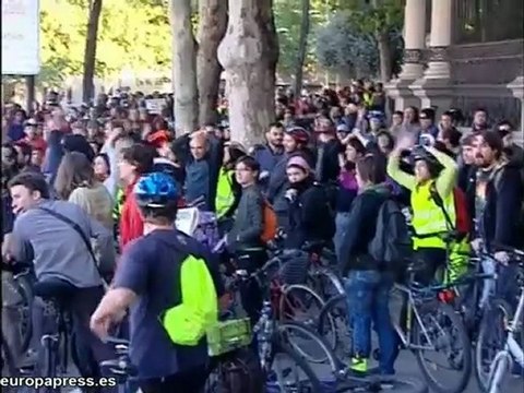 Ciclistas retenidos por la policía en Recoletos