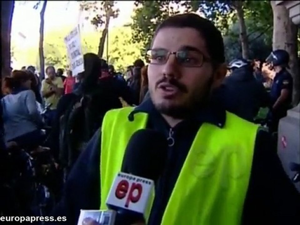 Retienen a ciclistas entre Cibeles y Atocha