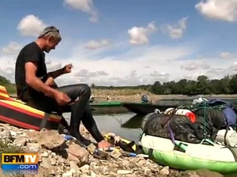 Il nage sur la trace des saumons