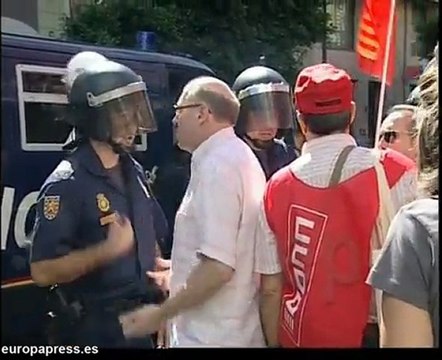 Piquetes se enfrentan a la policía en Valencia