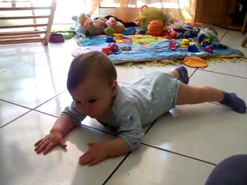 2011_06_09 Maël et ses débuts à quatre pattes (2).MOV