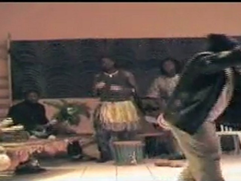 La poetesse Nathy Ebriet danse traditionnelle Paris