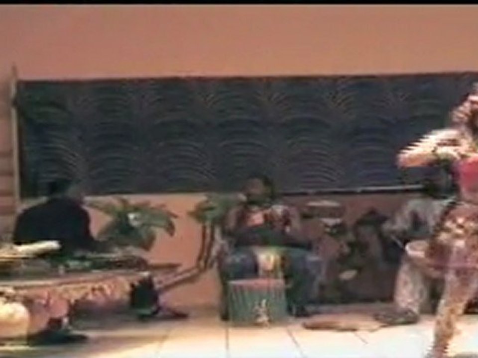 La poetesse Nathy Ebriet spectacle traditionnel Paris