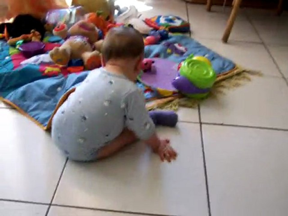 2011_06_09 Maël joue sur le carrelage.MOV