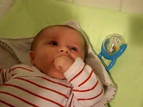 Robin aime que sa maman fasse dodo sur lui