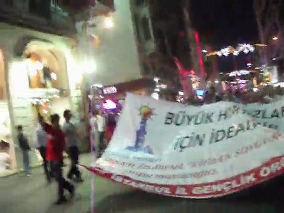 CHP İL GENÇLİĞİ TAKSİMDE YÜRÜDÜ...