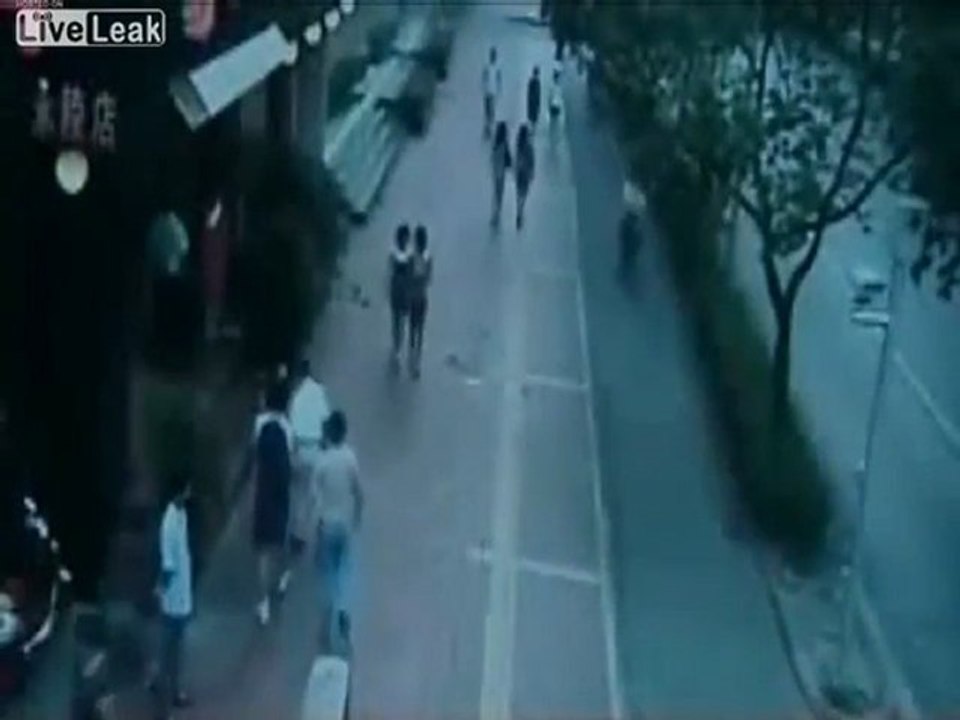 Zwei Frauen zugeschlagen wird von Out Of Control Car When It The Sidewalk Mounts