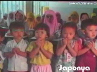 Kuran Okuyan Japon Çocuk