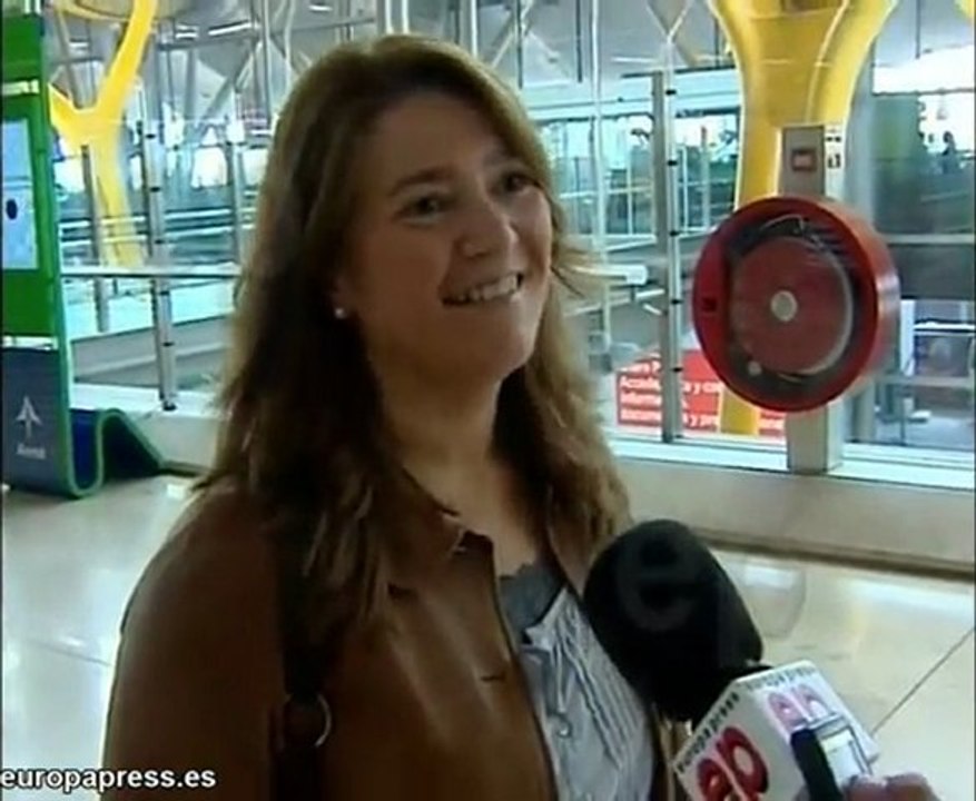 Viajeros en Barajas comienzan puente