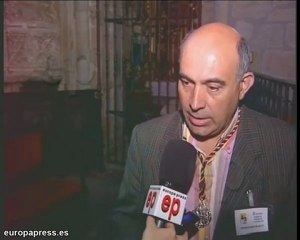 Cáceres muestra el mantel de la Última Cena