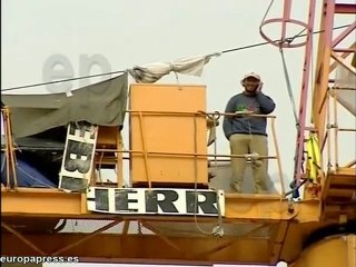 Se sube en una grúa para protestar