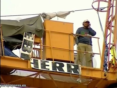 Trabajador protesta subido en una grúa