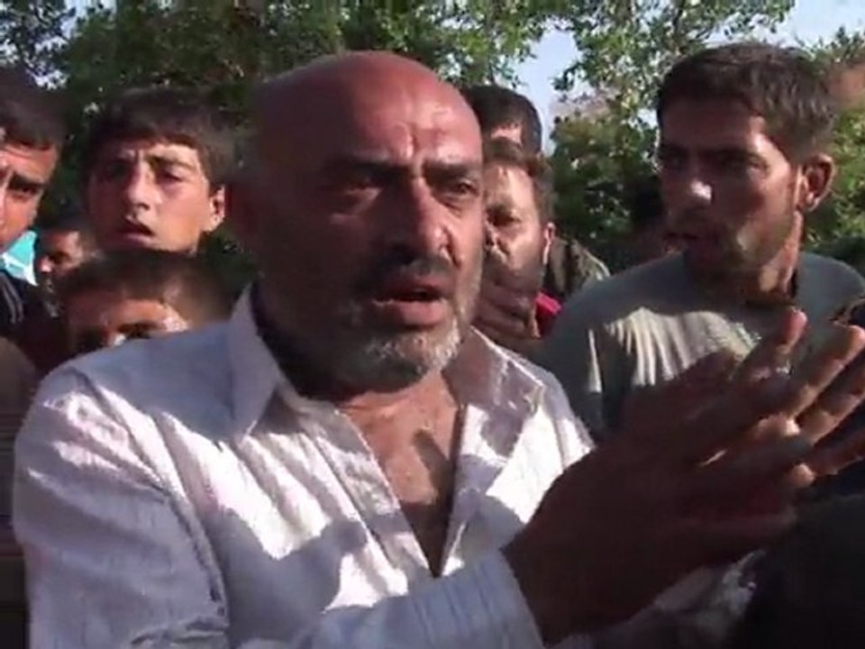 Syrian refugees flee across border into Turkey