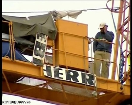 Un hombre lleva siete meses subido a una grúa en Pozuelo
