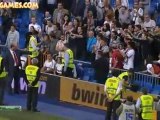 ‪Ronaldo gives fan﻿ a t-shirt after breaking his nose - www.MiniGoGames.Com‬‏