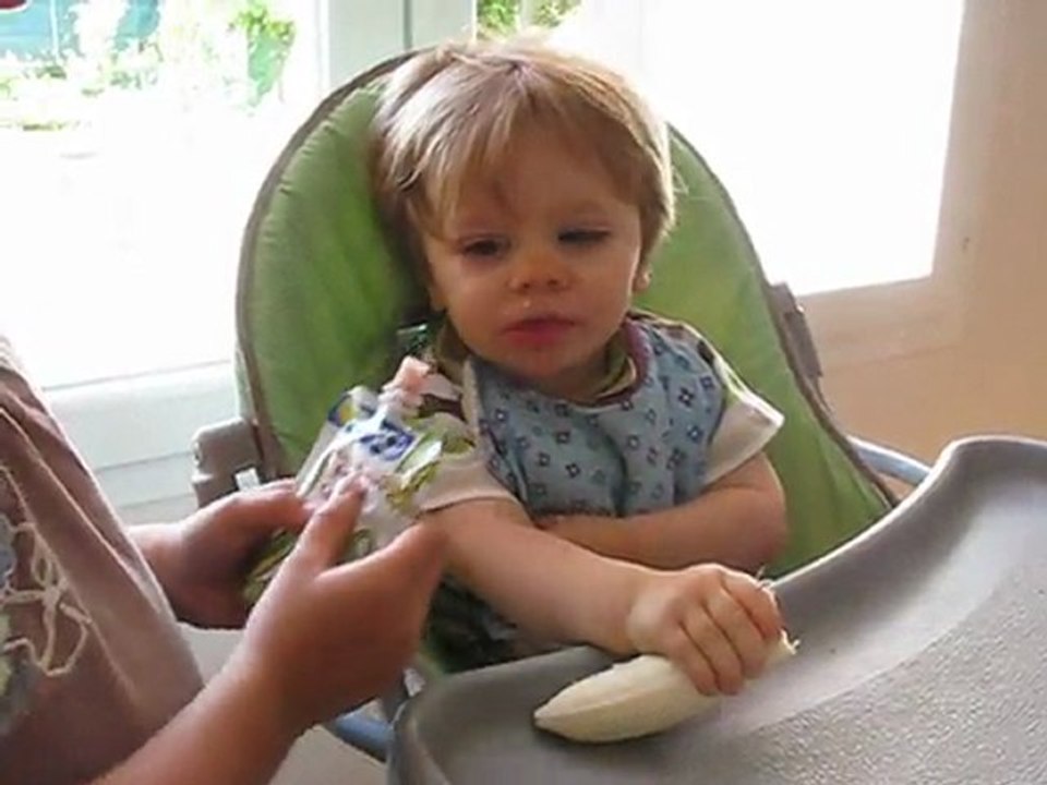 Antoine mange la banane