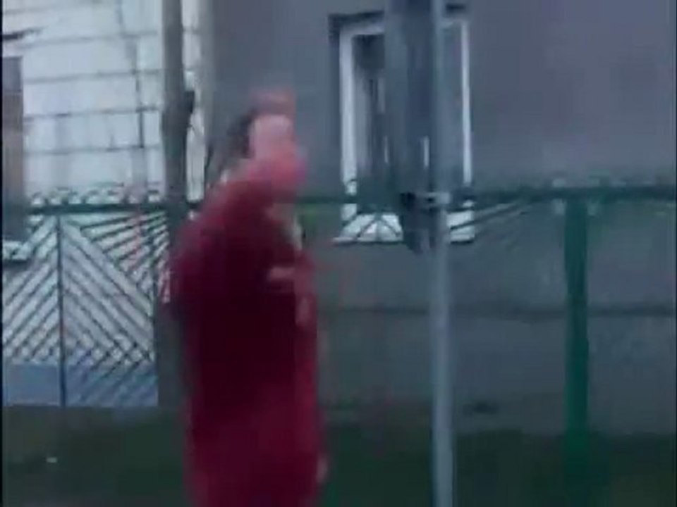 Régis frappe un  panneau de signalisation