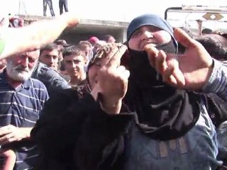 Miles de sirios huyen hacia Turquia escapando de la violencia