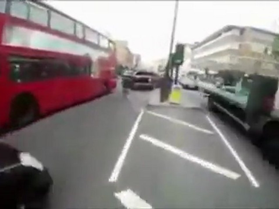 Radfahrer von einem Bus zerquetscht Fail