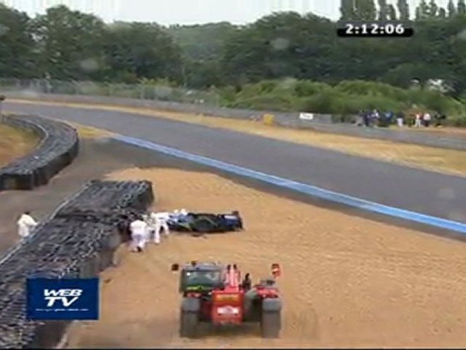 Peugeot 24H du Mans : Crash et évacuation de la Pescarolo d'E. Collard