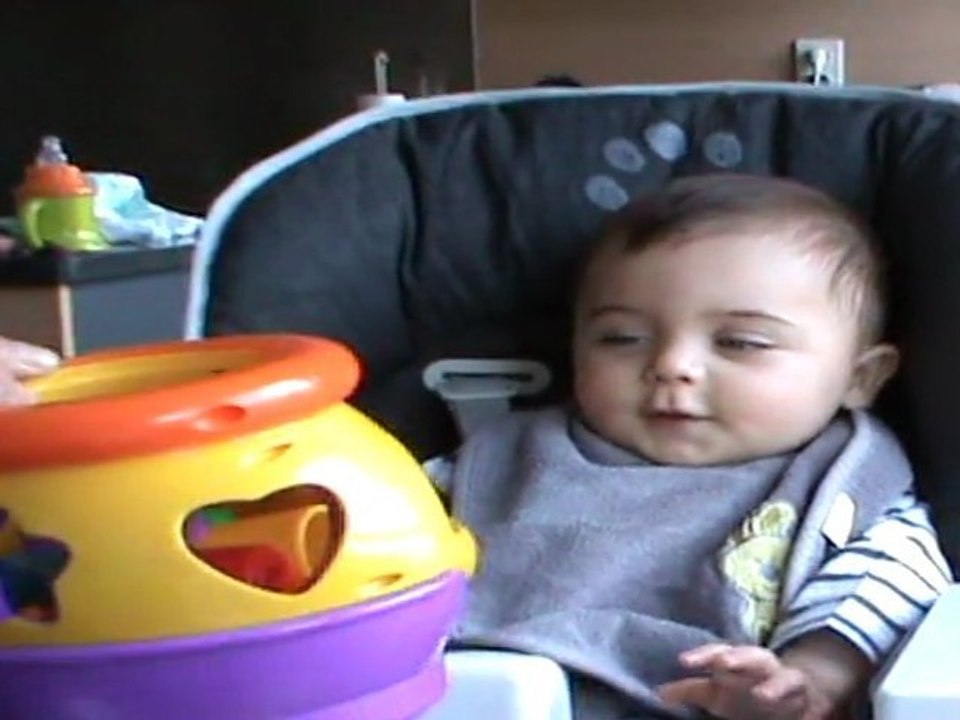 Sur ma chaise haute aprés mon repas de midi...