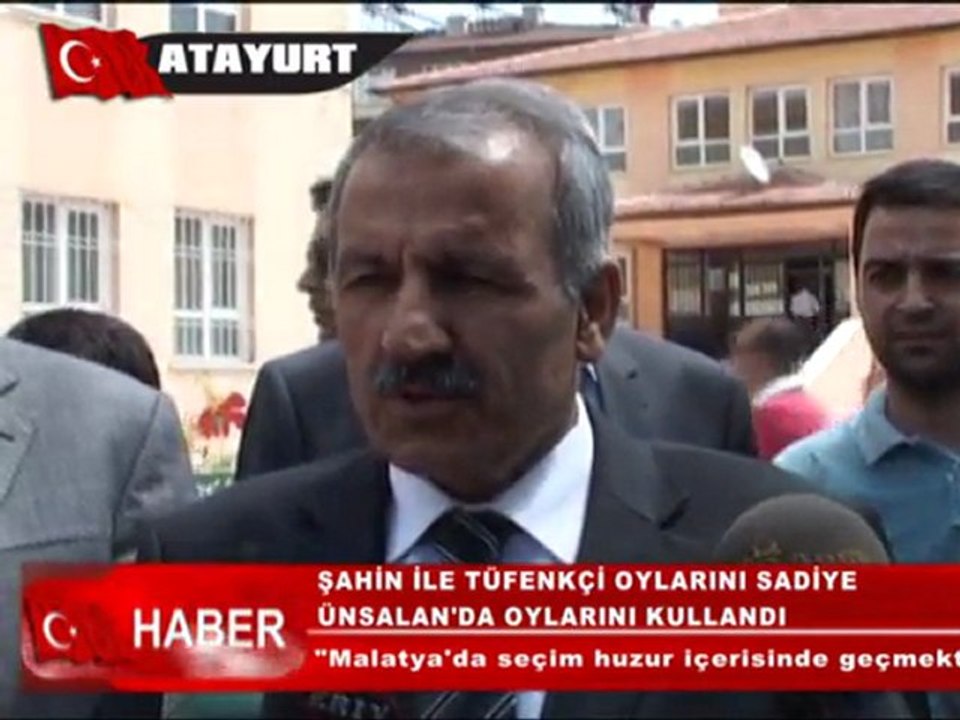 AK Parti Malatya Milletvekili adayı Mustafa Şahin ile AK Parti İl Başkanı Bülent Tüfenkçi oylarını Sadiye Ünsalan İlköğretim Okulu'nda kullandı.