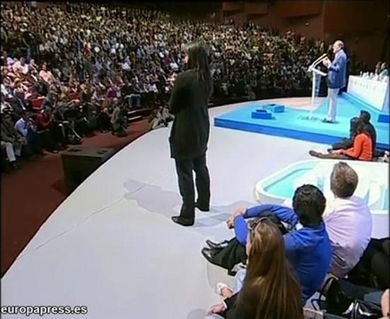 Rajoy dice que el nuevo Gobierno debuta dando patadas