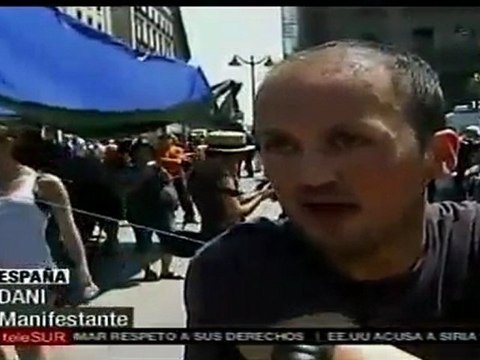 Indignados desarman campamento y limpian plaza en Madrid