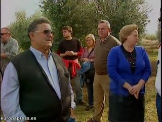 Colocan una cruz en una fosa de finca privada